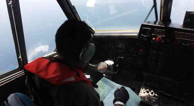 Copiloto examina mapa durante busca por avio desaparecido com 239 pessoas a bordo(foto: ATAR / AFP)