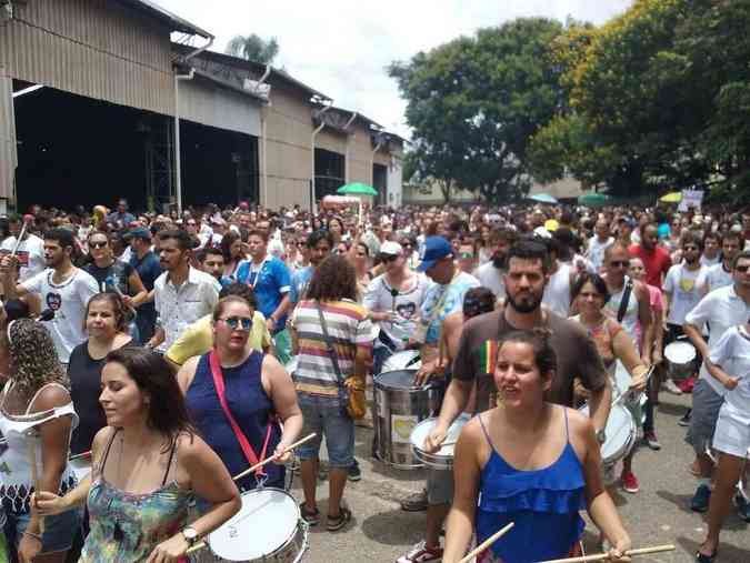 Ensaio geral do bloco carnavalesco Baianas Ozadas no Largo da Saideira, na Regio Nordeste de Belo Horizonte, embalou mais de 700 pessoasRamon Lisboa/EM/D.A.Press