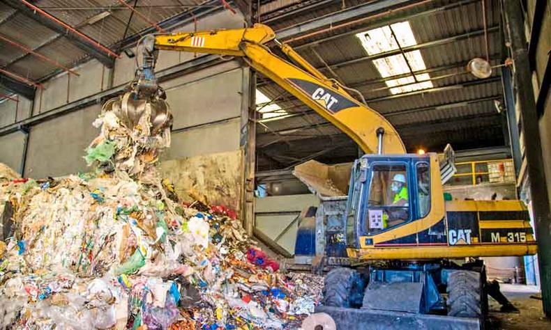 No caso da unidade na cidade mineira, a meta  continuar a usar 100% de fontes no fsseis (foto: Fotos: LafargeHolcim/Divulgao )