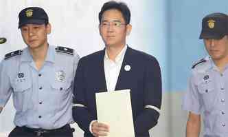 Lee, de 49 anos, chegou ao tribunal do distrito central de Seul algemado. (foto: AFP / POOL / Chung Sung-Jun )