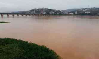 Governo do Esprito Santo divulgou foto do Rio Doce cheio de lama no centro de Colatina, na manh desta quinta(foto: Corpo de Bombeiros/Divulgao)