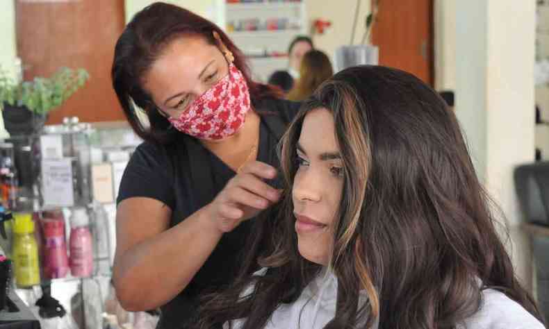 A cabeleireira Adriana cuida dos cabelos da Spencer