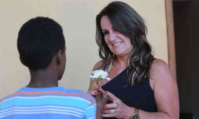 Com uma flor, Jos expressa seu afeto por Selma Silva, diretora da casa de acolhimento onde ele mora, na regio da Pampulha(foto: Gladyston Rodrigues/EM/D.A Press)