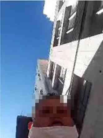 Uma das imagens registradas pelo aplicativo mostra o suspeito, com uma mscara no queixo, andando pelo Centro(foto: Reproduo da internet/WhatsApp)