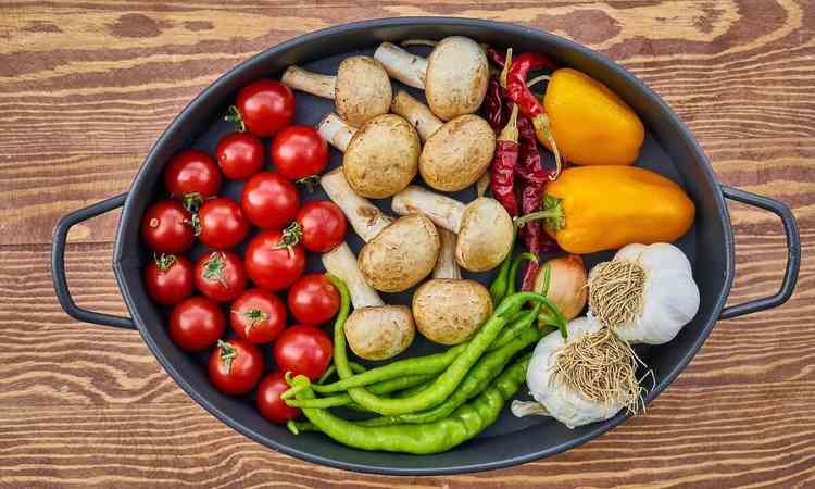 Prato com tomates, cogumelos alho, pimentes e vagem