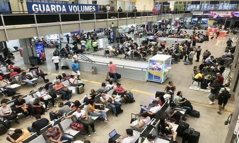 Rodoviria de Belo Horizonte com fluxo intenso de pessoas