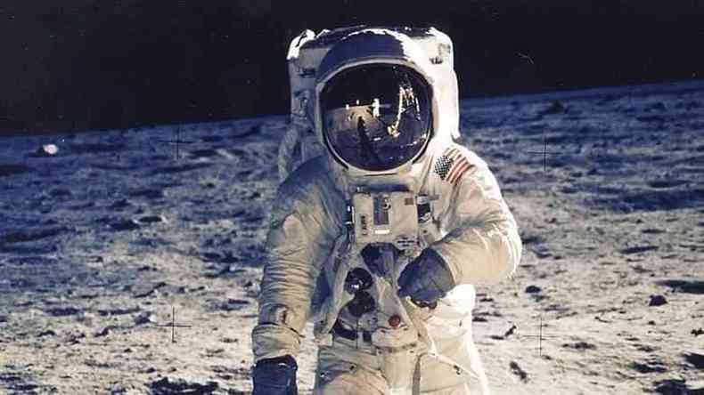 Foto de astronauta na Lua