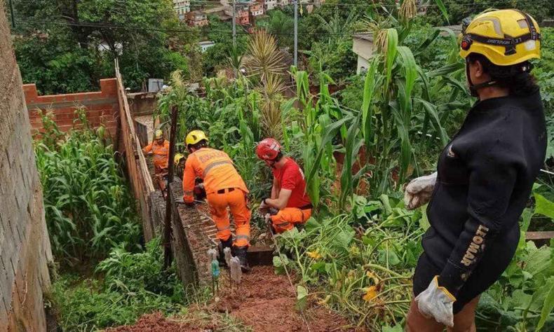 Desde a noite dessa sexta-feira até a manhã de hoje, o Corpo de Bombeiros atendeu oito chamados em decorrência ao grande volume de água na Grande BH(foto: CBMMG / Divulgação) Atendimento do Corpo de Bombeiros em ocorrência de queda de talude em Ribeirão das Neves