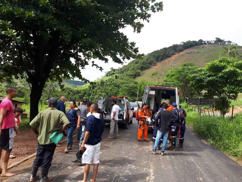 Pessoas prximas a ambulncia na zona rural