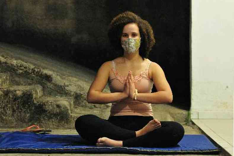 Kathleen Mendona, de 15 anos, conta que se sente ansiosa e procura ocupar o tempo com ioga e aprendendo a tocar instrumentos(foto: Tlio Santos/EM/D.A Press)