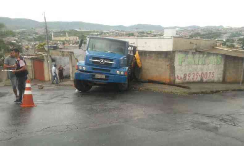 Motorista disse que perdeu potncia ao subir a via(foto: Rondon Margarida / Defesa Civil de BH)