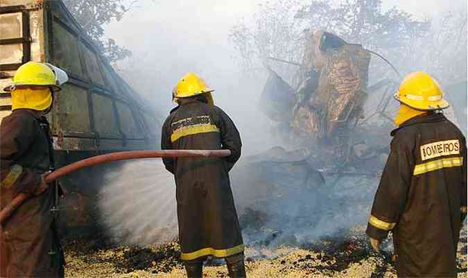 Os bombeiros tiveram trablaho para conter o incndio(foto: Corpo de Bombeiros/Divulgao)