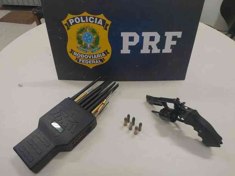 Imagem de revlver, munio e equipamento utilizado para bloquear sinais de celulares, que estavam com os suspeitos