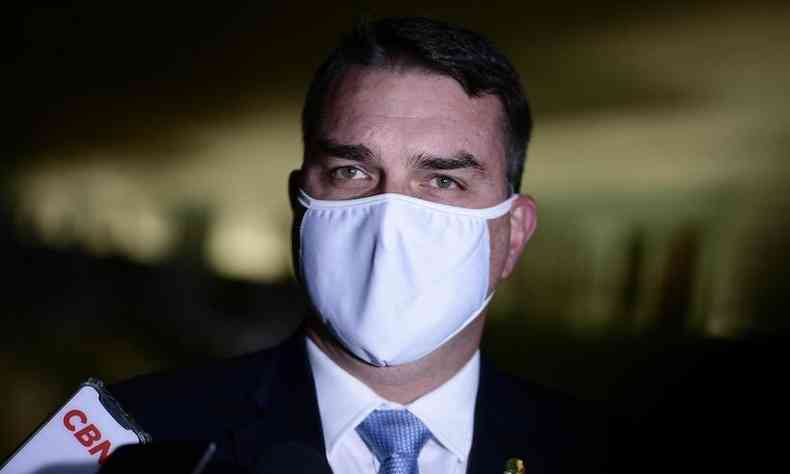 Flvio Bolsonaro diz que o pai precisa dar ''uma respirada, uma descansada''(foto: Pedro Frana/Agencia Senado)