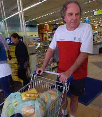 O bancrio Ricardo Radic defende a adequao das tabelas para auxiliar os pais nas compras (foto: Jair Amaral/EM/D.A/Press)