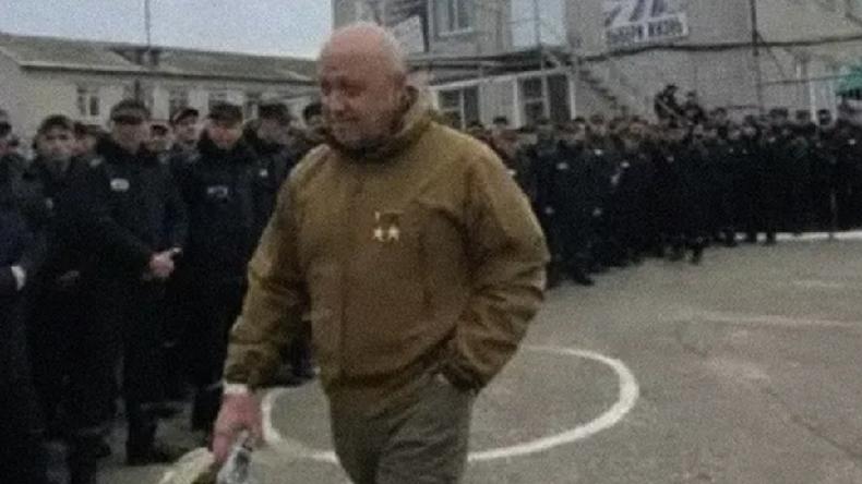 Yevgeny Prigozhin foi visto em um vídeo conversando com prisioneiros na Rússia(foto: BBC) Yevgeny Prigozhin caminhando em frente a prisioneiros em pé lado a lado