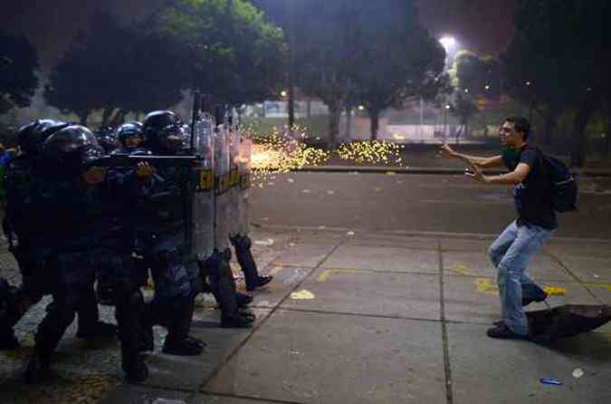 Policiais atiraram balas de borracha em manifestantes(foto: CHRISTOPHE SIMON / AFP)