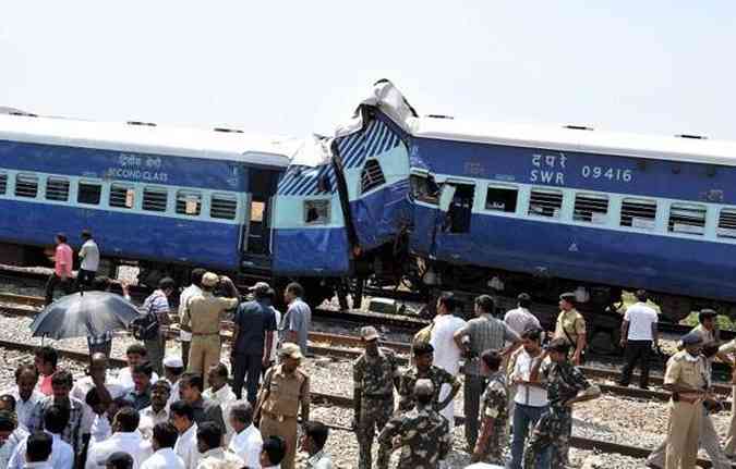 A coliso danificou vrios vages do trem de passageiros e deixou pelo menos 14 mortes(foto: Manjunath Kiran / AFP)