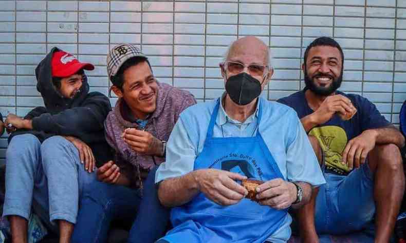 Padre Jlio em volta de pessoas em situao de rua