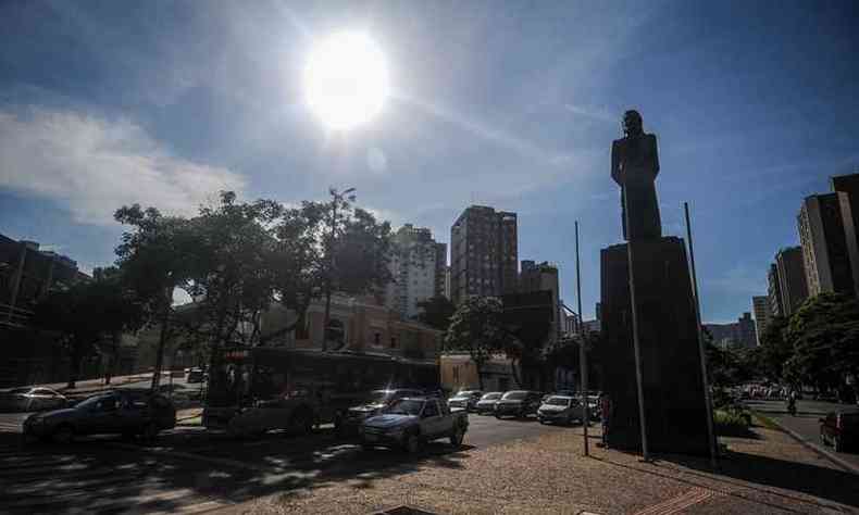 Manh de sol em Belo Horizonte. Na foto, trecho da Avenida Afonso Pena, na Regio Centro-Sul(foto: Leandro Couri/EM/DA Press)