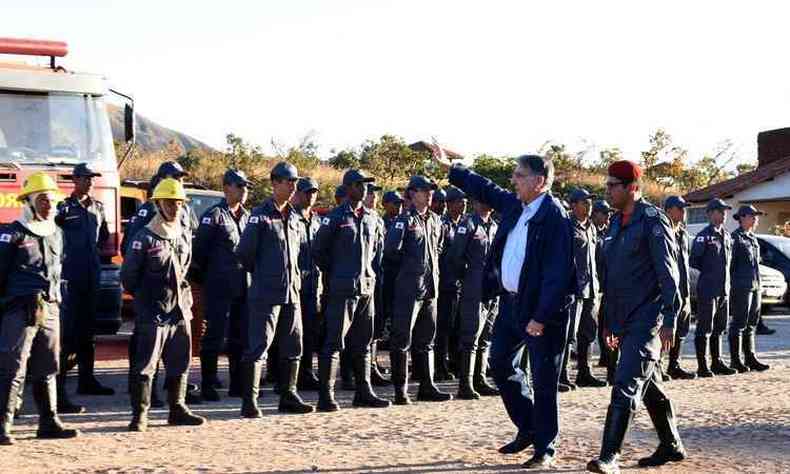 O governador, acompanhado do comandante dos bombeiros, agradeceu  tropa(foto: Manoel Marques/Governo MG/Divulgao)