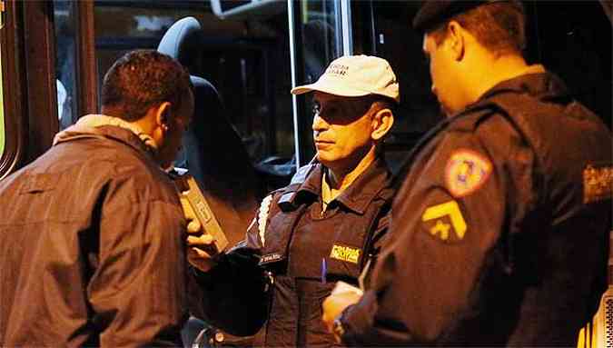 Motorista faz teste em blitz em BH: campanha em mais 12 cidades ter 530 bafmetros(foto: Marcos Vieira/EM/D.A Press)