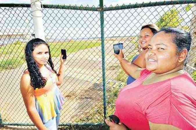 Maria Isabelly, Darliane de Cassia e Meiriane Aparecida s viram os avies pela tela (foto: Gladyston Rodrigues/EM/D.A Press)