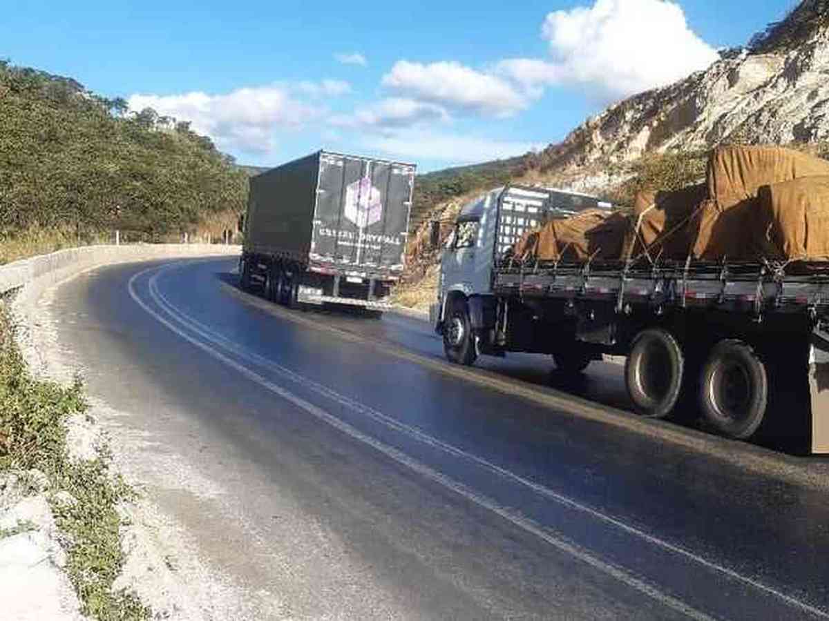 BR-251, trecho de Francisco Sá: Não houve feridos, porém o conteúdo do  tanque foi derramado em aproximadamente 400 metros da rodovia em ambos os  sentidos, tornando-a escorregadia e oferecendo risco ao trânsito