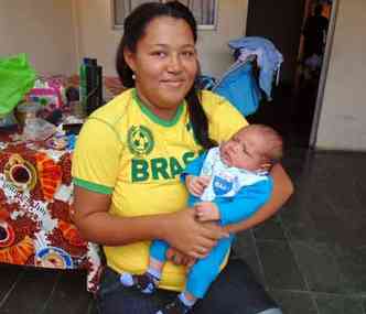 Ana Paula e o beb que recebeu o nome de David Luiz(foto: Luiz Ribeiro/EM/D.A.Press)