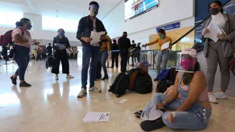 Centenas de turistas permaneceram presos em Cancn devido ao fechamento de fronteiras; muitos foram resgatados por voos humanitrios nos ltimos dias