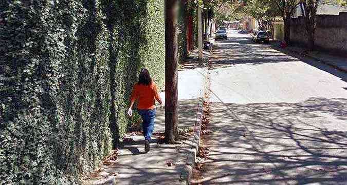 A primeira cena mostra a mulher caminhando tranquilamente(foto: Reproduo da internet)