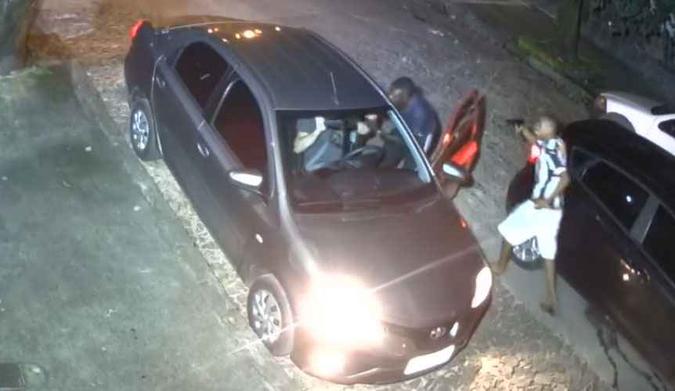 Vídeo flagrou ação de assaltantes no Barroca na semana passada(foto: Reprodução da internet/Youtube/Portal Uai) Vídeo flagrou ação de assaltantes no Barroca na semana passada(foto: Reprodução da internet/Youtube/Portal Uai)