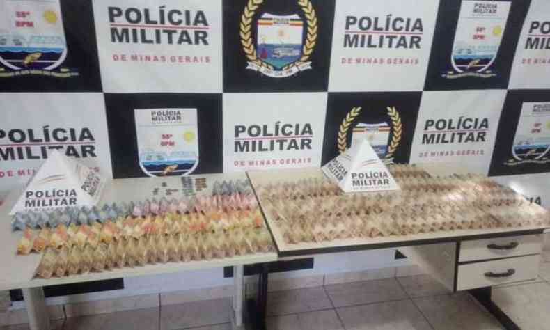 Policiais encontraram 21 notas de R$ 50,00, 22 de R$ 20,00, nove de R$ 10,00, sete de R$ 5,00 e 17 de R$ 2,00(foto: Polcia Militar/Divulgao)