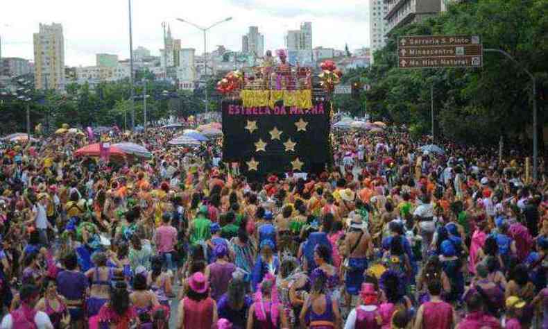 Aproximadamente 9,5 mil ambulantes foram credenciados para trabalhar durante o perodo oficial do Carnaval de Belo Horizonte em 2018(foto: Leandro Couri/EM/D.A Press)