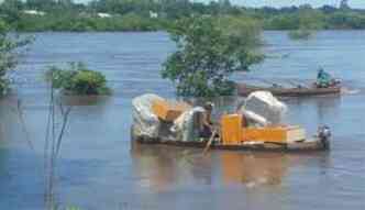 Moradores usam barcos para se locomover nas reas afetadas (foto: Divulgao/Defesa Civil Rio Grande do Sul)