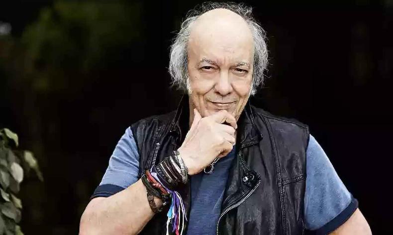 Ícone do rock nacional morreu na tarde desta terça-feira (22/11), no Rio de Janeiro.(foto: Guto Costa/Divulgação) Erasmo Carlos com um colete preto segurando o queixo e olhando para frente