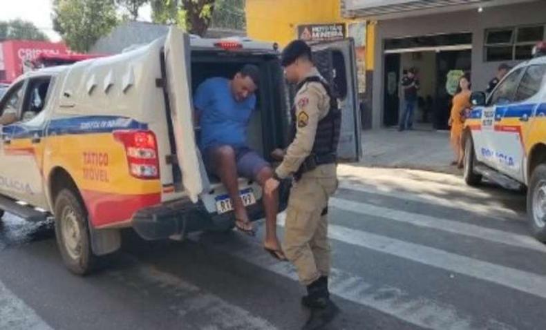Diego Maradona foi preso na manhã desta quinta-feira (13/10), em sua casa(foto: PMMG/Divulgação) Momento da prisão de Diego Maradona