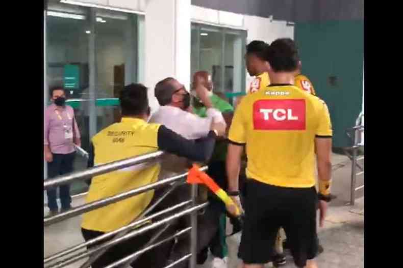 Anderson Racilan aguardou o árbitro, fez ameaças e o xingou frontalmente(foto: Reprodução do Twitter de Pedro Rocha/TV Globo)