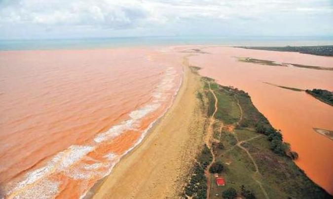 Depois de contaminar a praia de Regência, a mancha de lama já atingiu Barra Seca, também em Linhares, a cerca de 60 quilômetros da foz do Rio Doce(foto: Leandro Couri/EM/DA Press) Depois de contaminar a praia de Regência, a mancha de lama já atingiu Barra Seca, também em Linhares, a cerca de 60 quilômetros da foz do Rio Doce(foto: Leandro Couri/EM/DA Press)