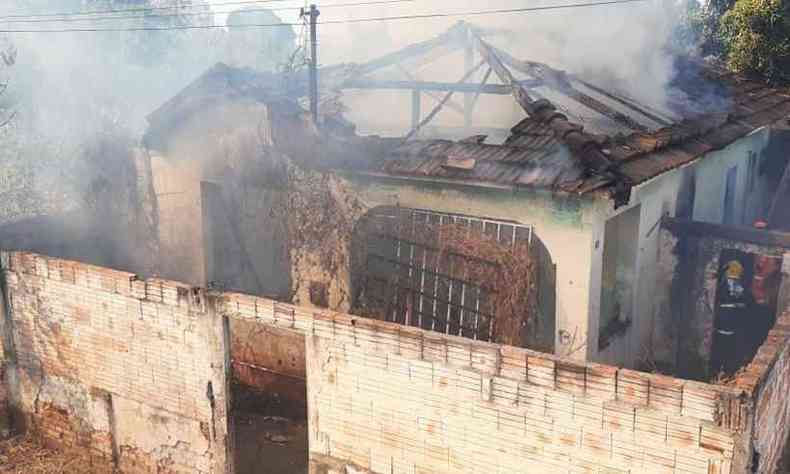 Telhado de casa caiu por causa dos danos provocados pelo fogo(foto: Divulgao/Corpo de Bombeiros)