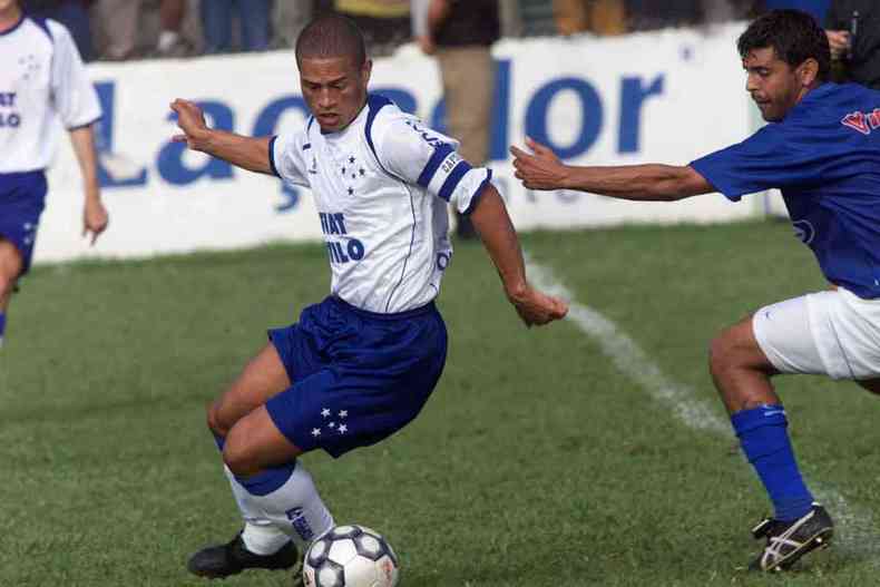 Alex em campo contra a URT, no Estdio Zama Maciel, no jogo que deu o ttulo de campeo mineiro de 2003 ao Cruzeiro, que venceu a partida por 4 a 0(foto: Jorge Gontijo/Estado de Minas - 16/3/03)