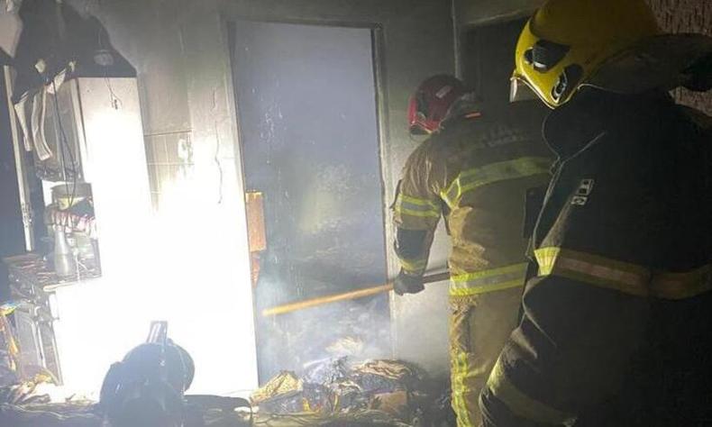 Oficiais do Corpo de Bombeiros dentro do imvel incendiado