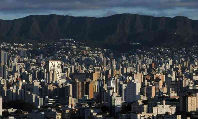 Vista de Belo Horizonte a partir do Bairro Caiara, com muitos prdios e montanhas ao fundo