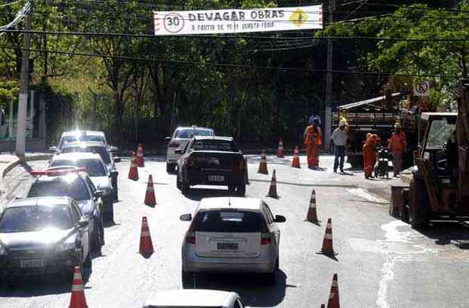 A Rua Patagnia est afunilada para obras de canalizao de gs realizadas pela Gasmig(foto: Jair Amara/EM DA Press)