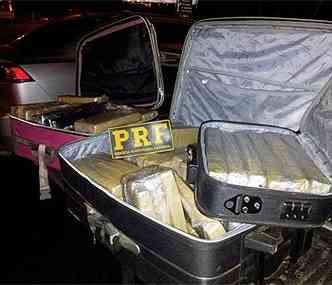 A droga estava escondidas em malas(foto: Polcia Rodoviria Federal / Divulgao)