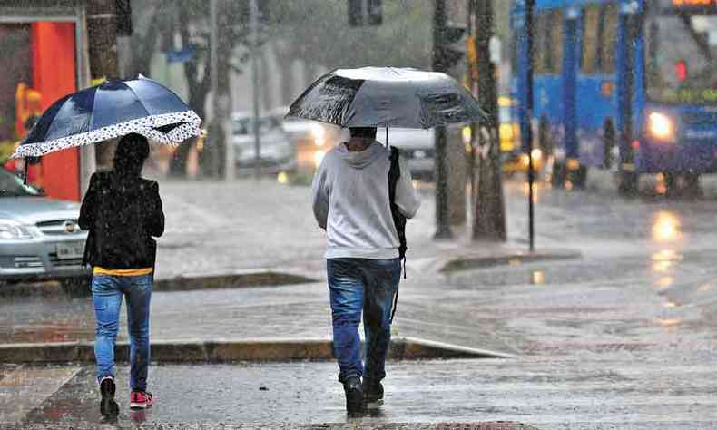Na capital, o tempo chuvoso tende a permanecer nos prximos dias, como ontem, com umidade intensa, segundo as previses meteorolgicas (foto: Gladyston Rodrigues/EM/D.A Press)