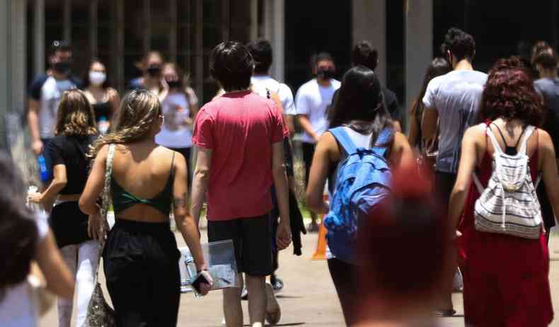 Imagem de estudantes caminhando em um campus