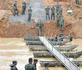 Militares improvisam ponte no municpio(foto: Marcos Michelin/EM/D.A Press)