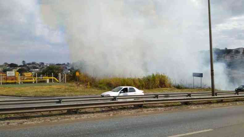 Incndio ameaa tubulao da Gasmig no Anel Rodovirio(foto: Bombeiros)