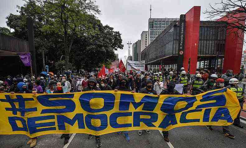 Grupo pró-democracia se reuniu na Avenida Paulista, em São Paulo(foto: NELSON ALMEIDA / AFP)